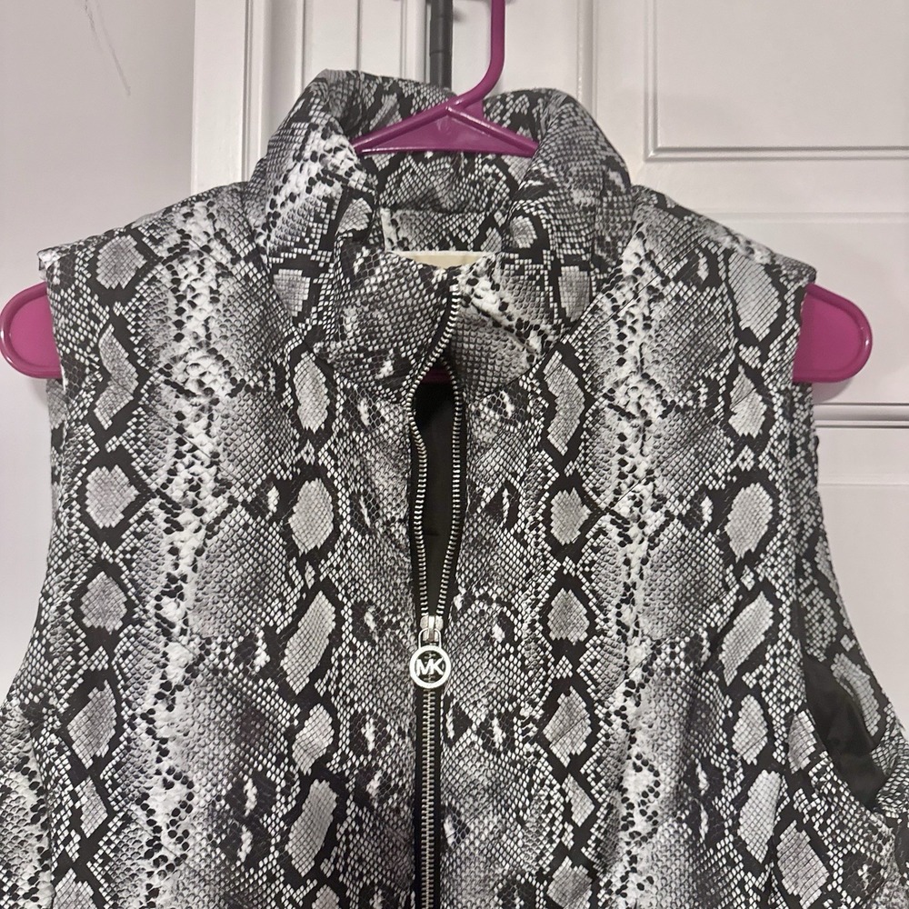 MICHAEL by MICHAEL‎ KORS Black And White Snake Print Quilted Puffer Vest - Picture 3 of 11